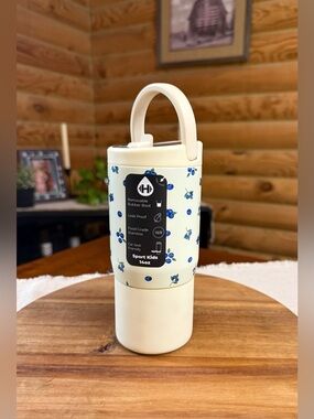 FRESHLY PICK’D Blueberries HydroJug 14oz Kids Sport Water Bottle